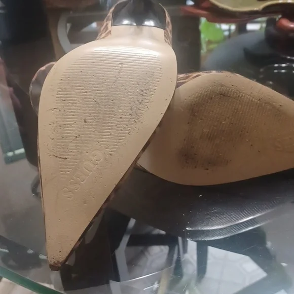 8.5 GUESS HEELS 👠 - Picture 4 of 4